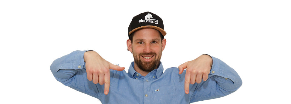 Christoph zeigt mit beiden Zeigefingern auf die Kontaktdaten