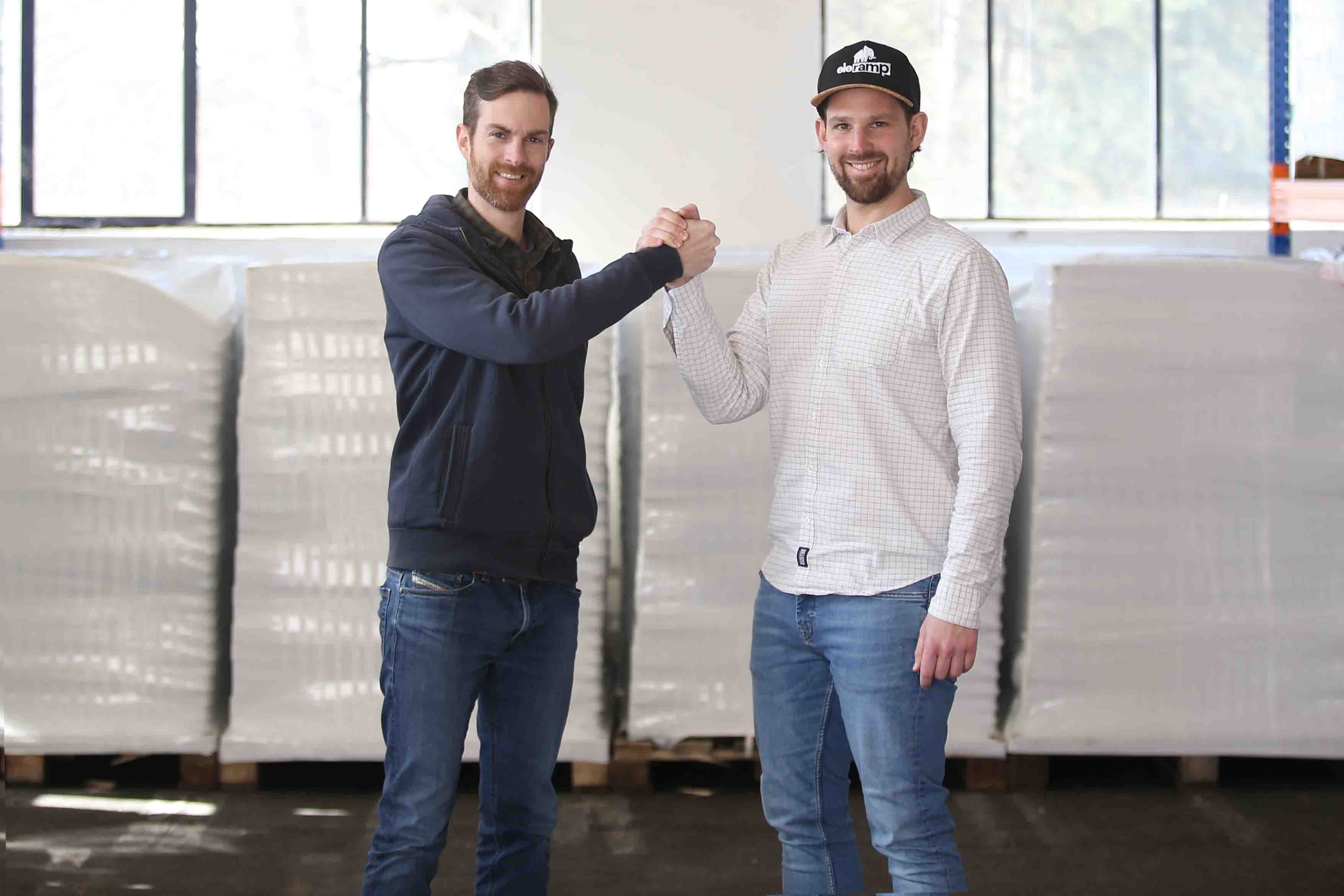Alexander und CHristoph schlagen mit den Händen ein