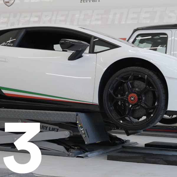 Lamborghini wird angehoben.