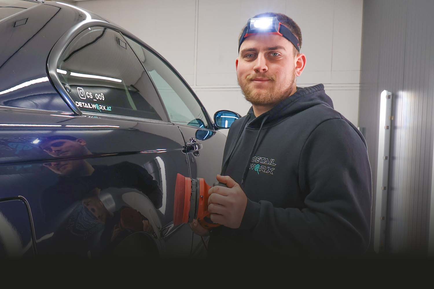 Autoaufbereiter Christian mit Poliermaschine