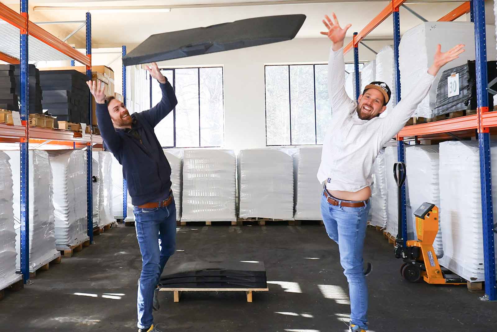 Alexander und Christoph werfen eine Auffahrrampe in die Luft