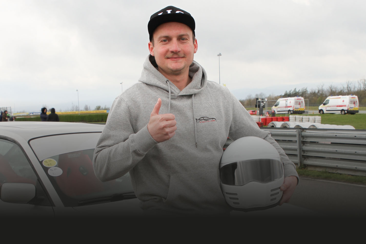 Rennfahrer Moritz mit Daumen nach oben