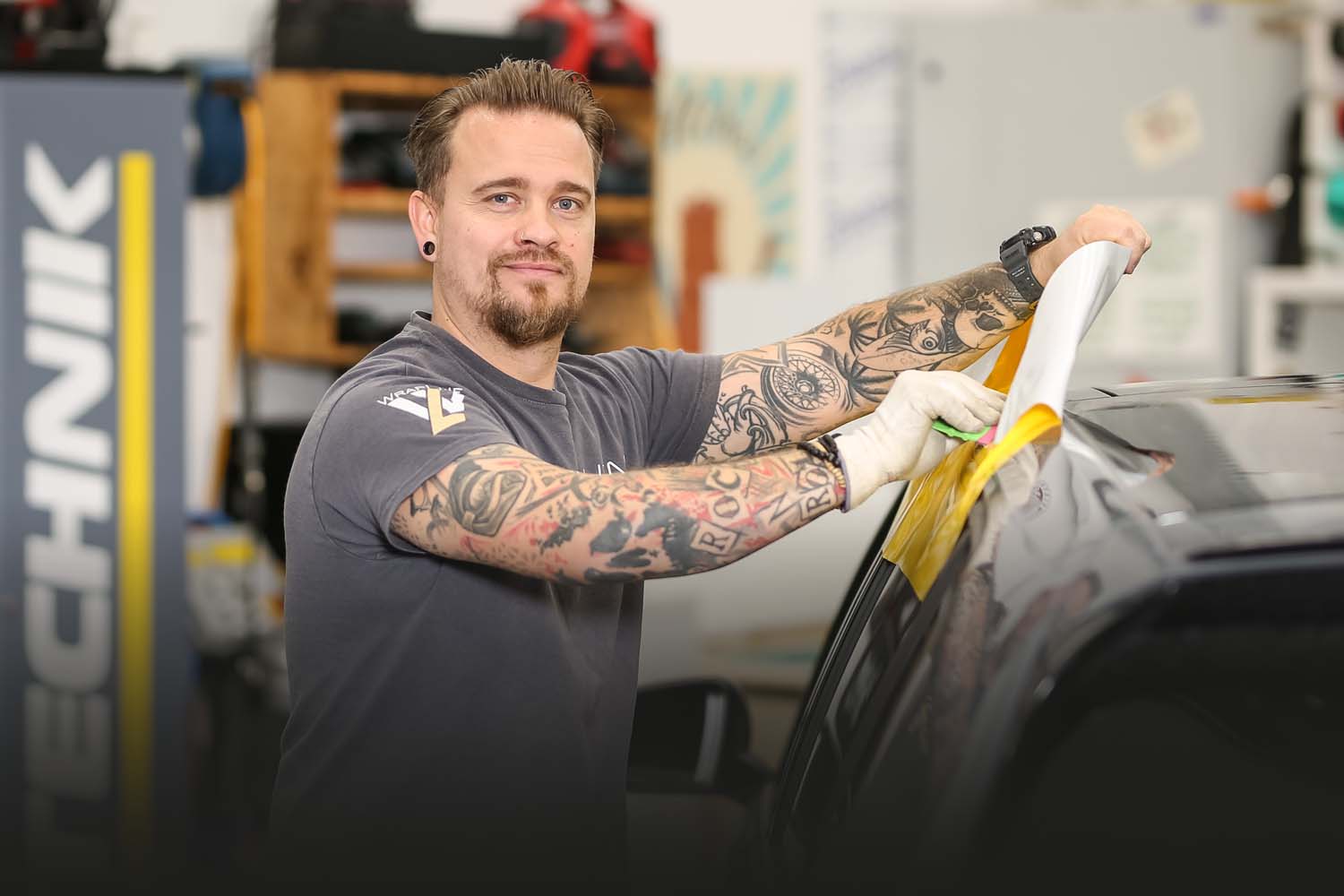 Ein Car Wrapper foliert ein Fahrzeug