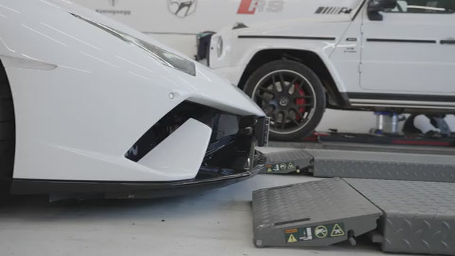 Lamborghini fährt mit Hilfe der Auffahrrampe auf Kfz-Scherenhebebühne auf.